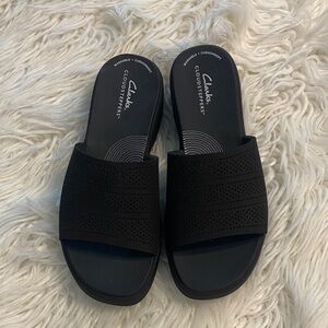 Clarks Women's Black Perforated Sandals size 7.5 brand new